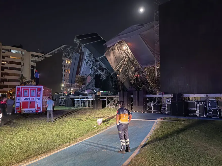 İzmir'de Tarkan konseri için kurulan sahne çöktü 7