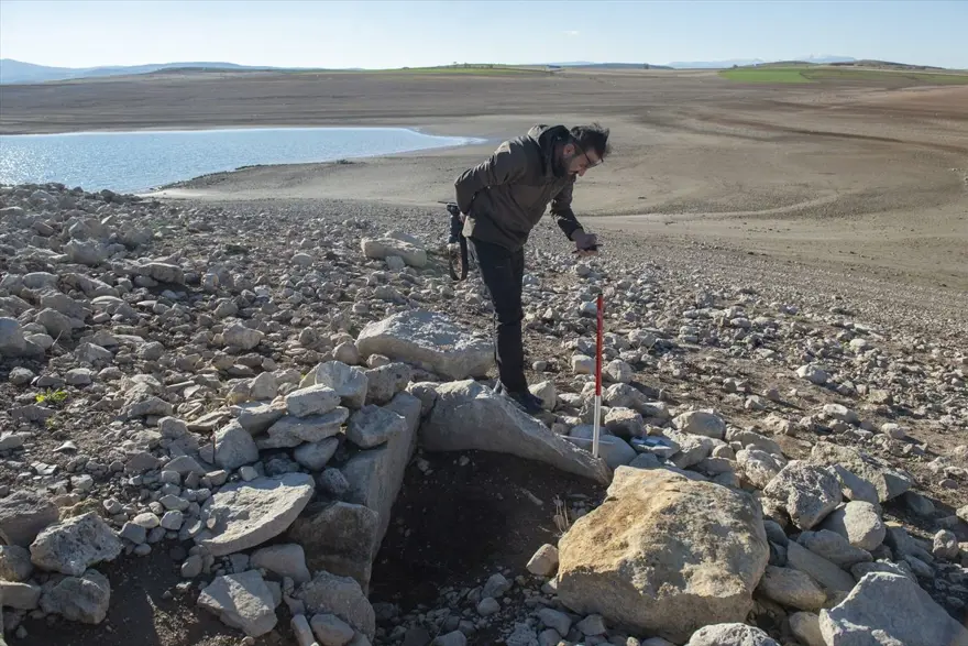 Keban Baraj Gölü'nde suyun çekilmesiyle tarihi höyükler de gün yüzüne çıktı 1