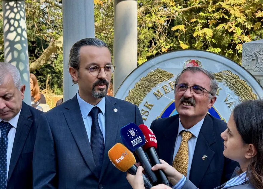 Zeki Müren vefatının 28'inci yılında mezarı başında anıldı 3 Zeki Müren vefatının 28'inci yılında mezarı başında anıldı 3