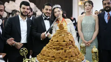 Düğünde pasta yerine burma kadayıf kesti