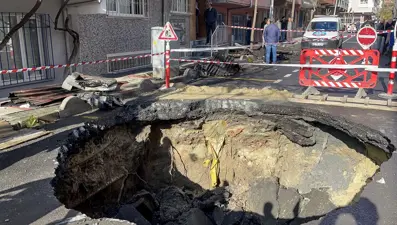 Patlama ve yangın sonrasında dev çukur oluştu
