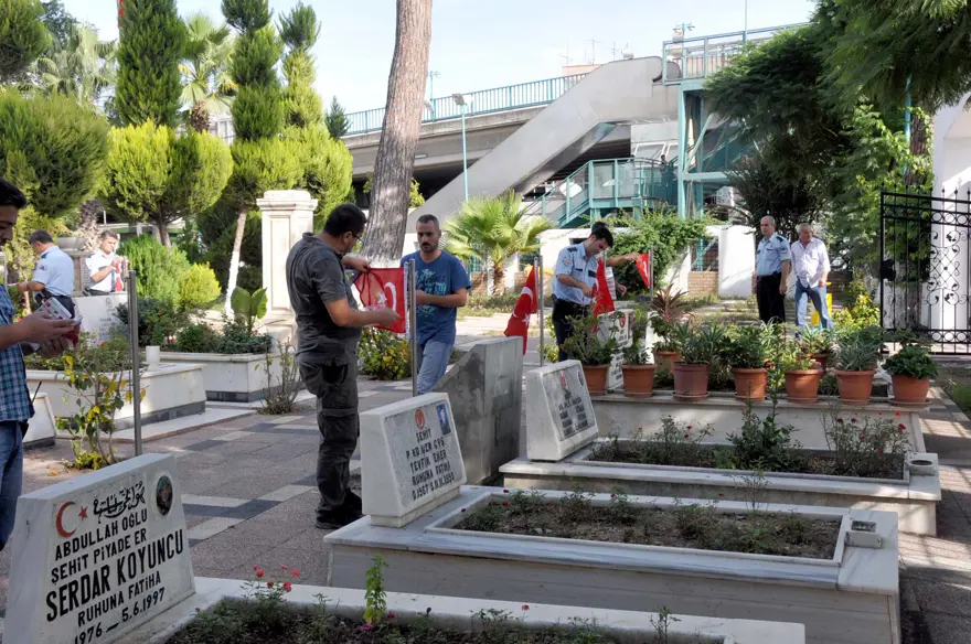 Şehitlerin mezarlarındaki bayrakları çaldılar 1