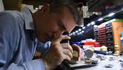 23 yıllık memur hobisini işi yaptı: İnternetten izleyerek öğrendi,memurluktan istifa edip dükkan açtı