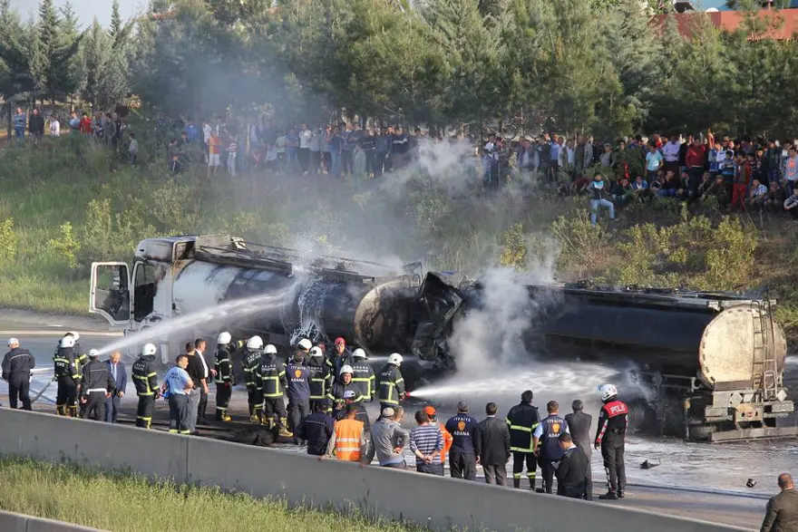 Adana'da iki tanker çarpıştı 7