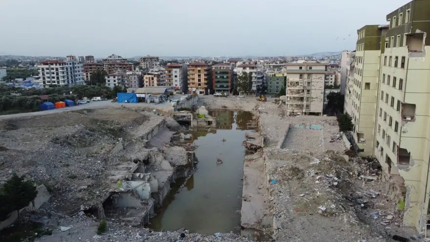 Yüzlerce kişiye mezar olan Rönesans Rezidans'ın enkazı suyla doldu 9