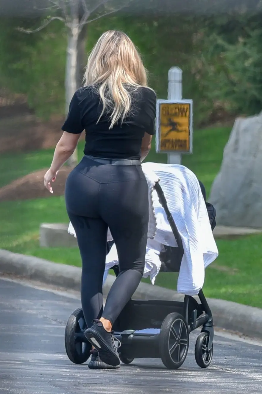 Khloe Kardashian ilk kez bebeğiyle 1