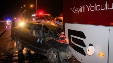 Duran yolcu otobüsüne çarpan otomobilin sürücüsü öldü