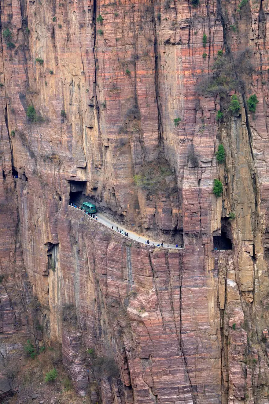 Dünyanın en tehlikeli yolu olarak biliniyor: Yapımı sırasında 1 işçi öldü 3 Dünyanın en tehlikeli yolu olarak biliniyor: Yapımı sırasında 1 işçi öldü 3