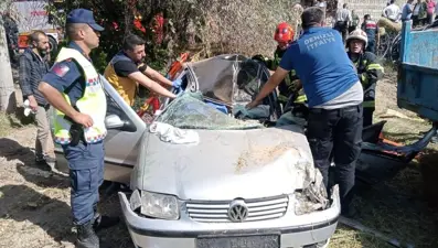 Kontrolden çıkan otomobil römorka çarpıp şarampole uçtu: 2 yaralı