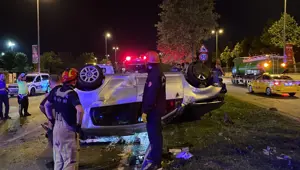 Kartal’da ağaca çarpan otomobil takla attı: 1’i ağır 2 yaralı