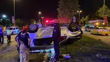 Kartal’da ağaca çarpan otomobil takla attı: 1’i ağır 2 yaralı