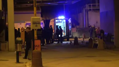 Seyyar satıcılar iki zabıtayı bıçakladı