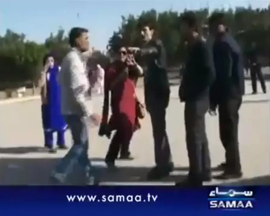 Pakistan'da 'el ele tutuşan sevgili' avı 