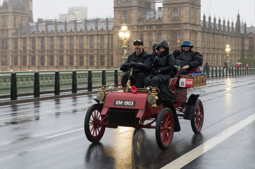 Londra‘da antika otomobiller yarıştı 6