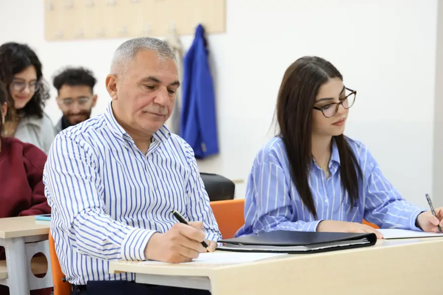 55 yaşında hayâlini gerçekleştirdi: Dede torun aynı üniversitede okuyor 