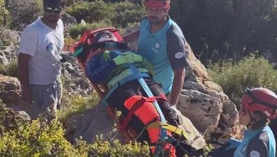 Yamaç paraşütü yapan Rus turist kayalıklara düşüp yaralandı