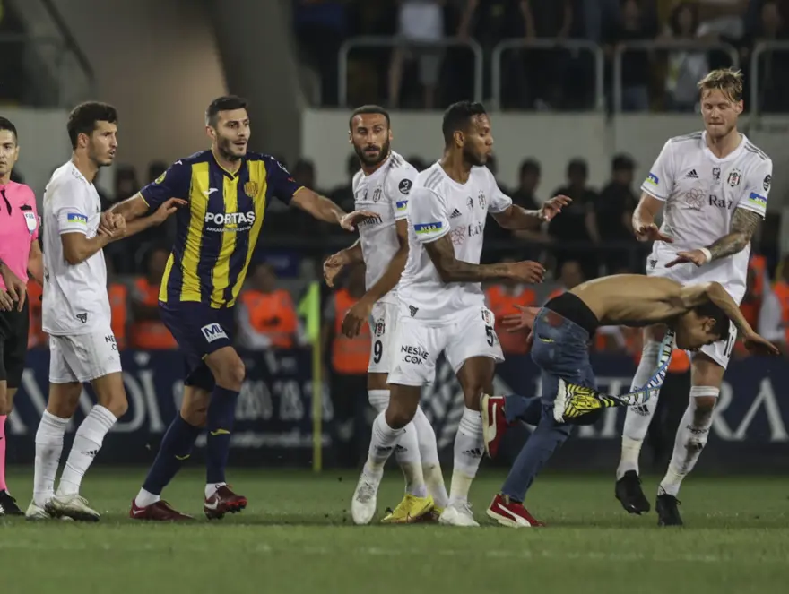 Ankaragücülü taraftar Beşiktaşlı futbolculara saldırdı: Beşiktaş yönetimi, Souza'nın kırmızı kartının iptalini istiyor 9
