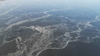 Alevlerle gündeme gelen Eber Gölü bu defa buz tuttu