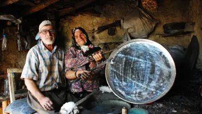 Çırak bulamayan 79 yaşındaki kalaycı ustası eşiyle birlikte çalışıyor