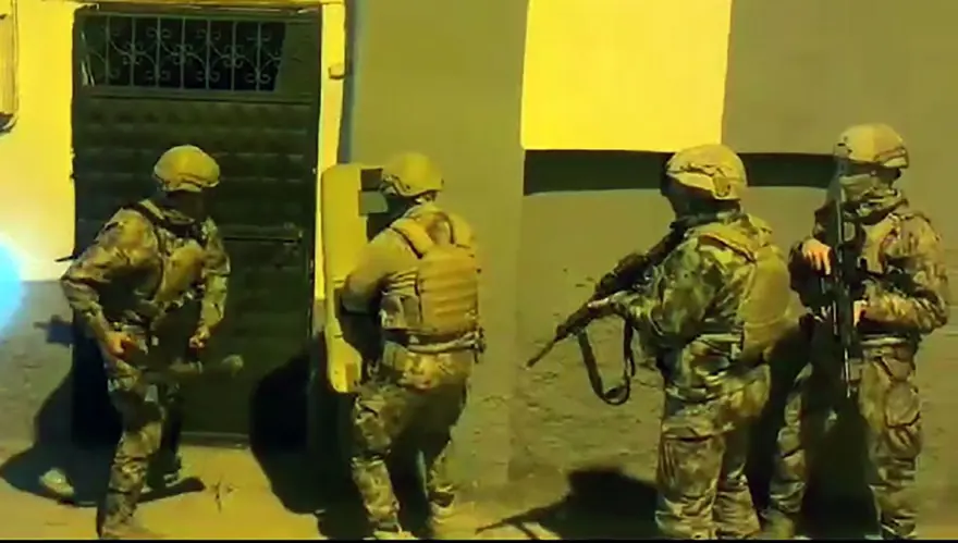 Adana’da çeteye şafakbaskını: 15 şüpheli tutuklandı Adana’da çeteye şafakbaskını: 15 şüpheli tutuklandı