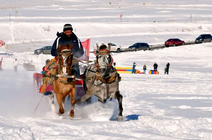 Buzla kaplı Çıldır Gölü'nde atlı kızakla gezinti keyfi 