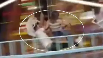 Emniyet kemerini takmadı, salıncaktan düşmekten böyle kurtuldu