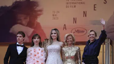 Angelina Jolie'den genç yıldızlara başarı ödülü