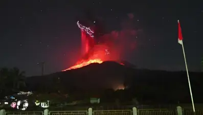 Lewotobi Laki-Laki yanardağında şiddetli patlama: 10 kilometrelik kül sütunu yükseldi