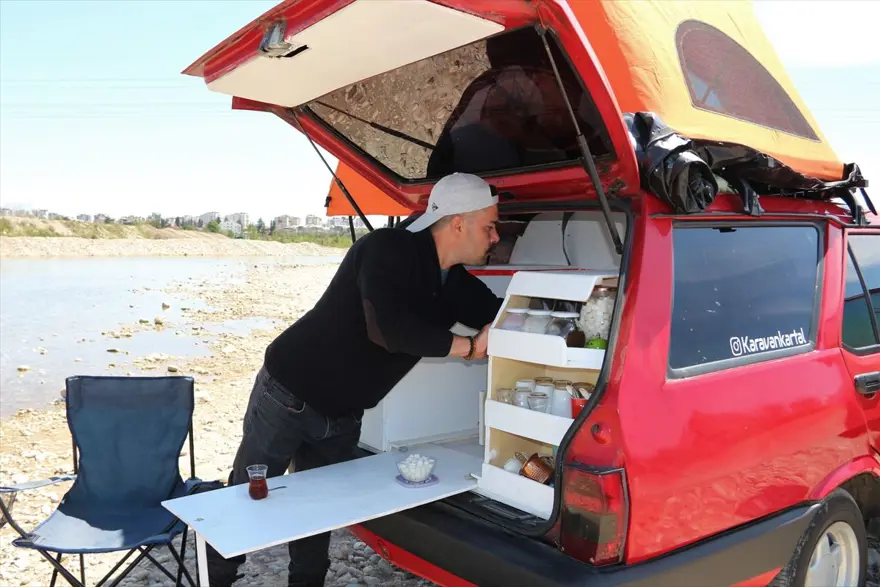 Karavana çevirdiği eski otomobiliyle hayallerinin peşinden gidiyor 1