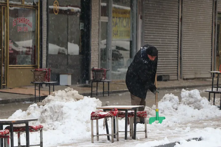 Van'da yoğun kar yağışı: 131 yerleşim yerine ulaşım sağlanamıyor 3