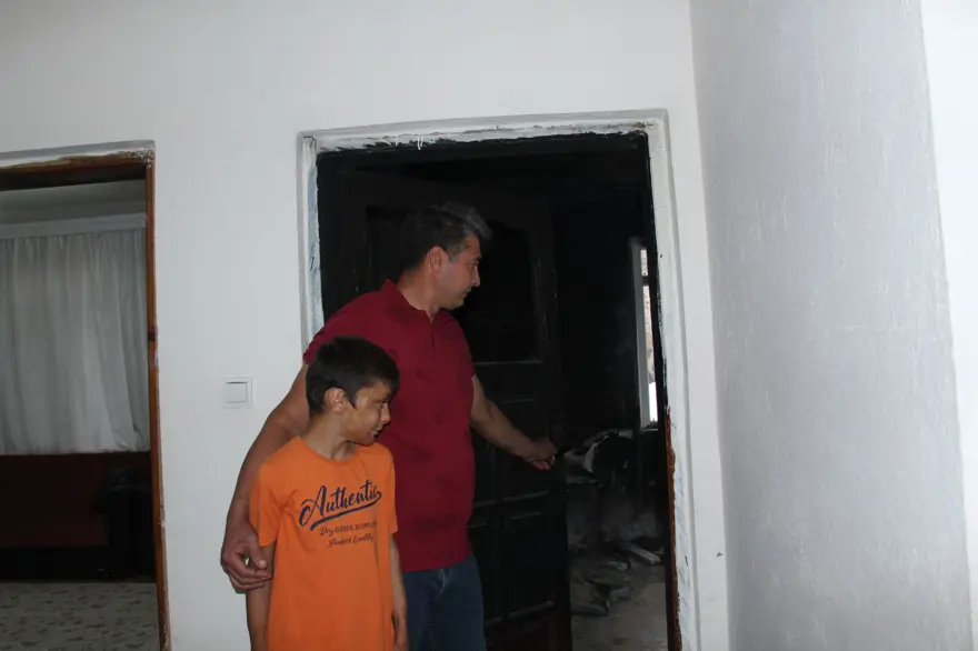 8 yıl önce yanan odayı dava bitmediği için külleriyle kilitli tutuyorlar 7