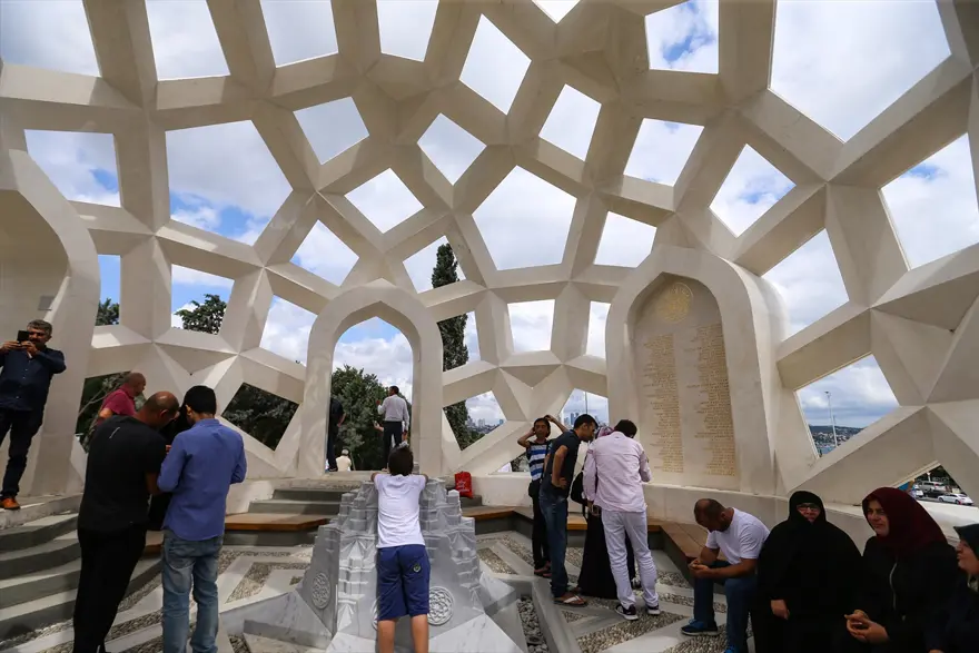 "Şehitler Makamı"na yoğun ilgi 2 "Şehitler Makamı"na yoğun ilgi 2