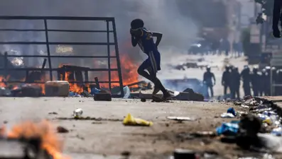Senegal'de cumhurbaşkanlığı seçimi ertelendi, sokaklar savaş alanına döndü