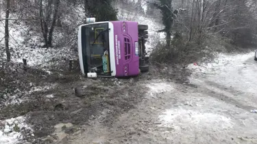 Sapanca'da halk otobüsü devrildi: 2 yaralı
