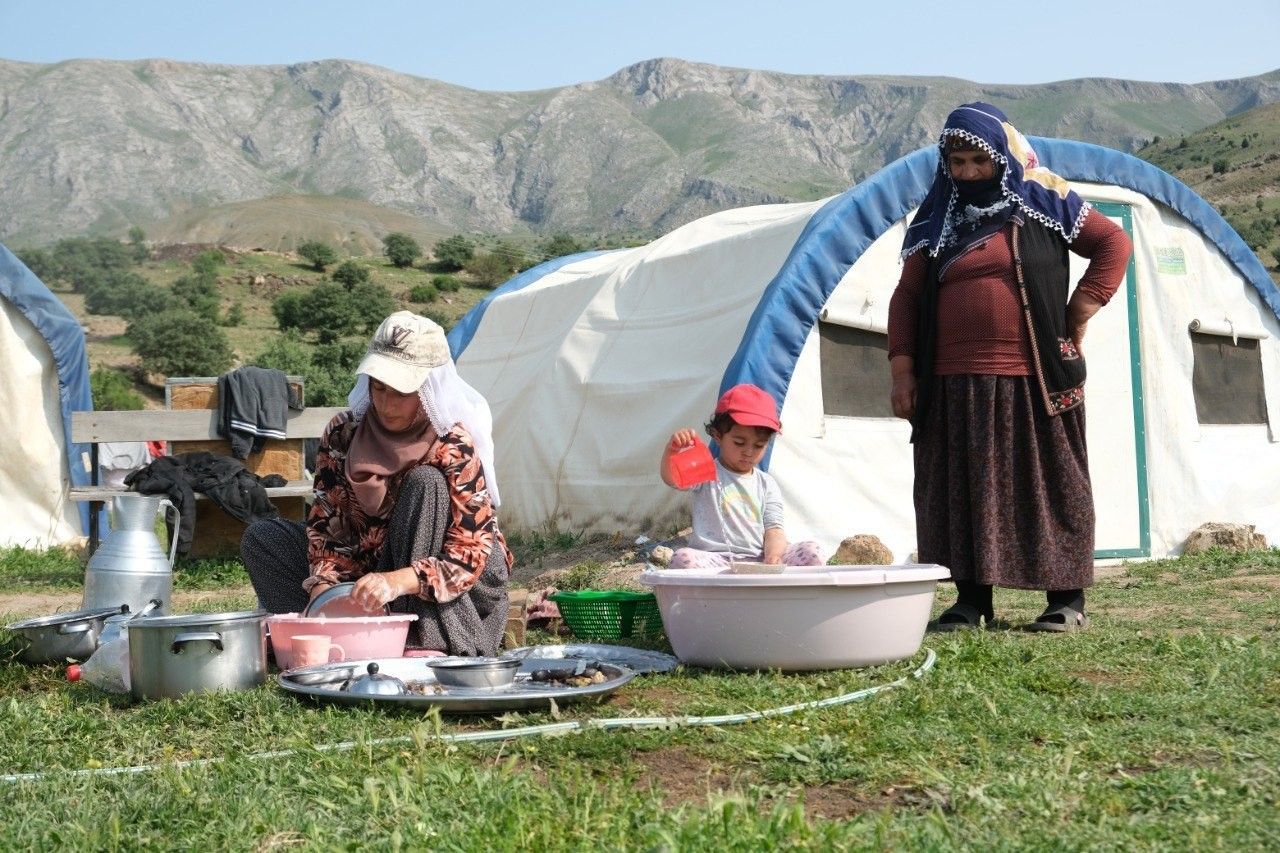3 bin rakımdan sofralara geliyor: Mesaisi gün doğmadan başlayıp, gece yarısına kadar sürüyor