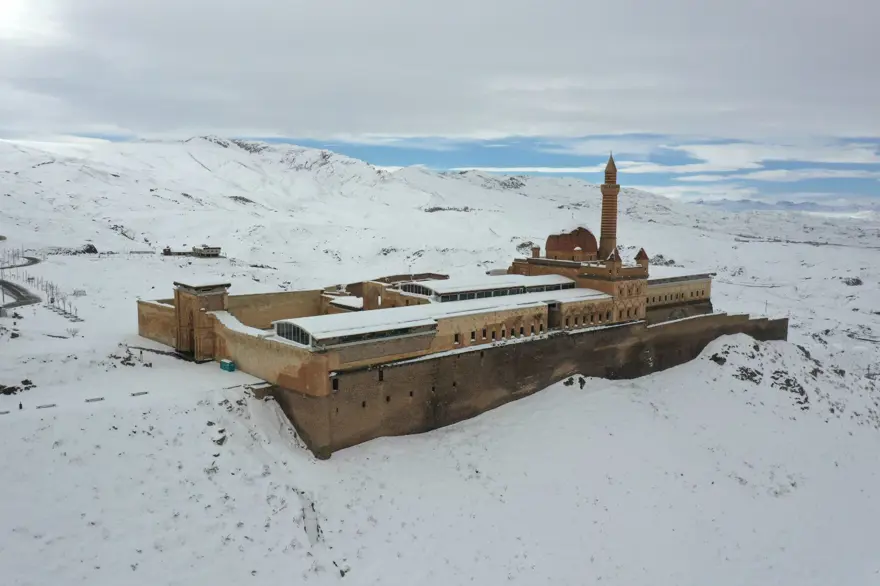İshak Paşa Sarayı ilkbaharda karlı manzarasıyla ziyaretçilerini ağırlıyor İshak Paşa Sarayı ilkbaharda karlı manzarasıyla ziyaretçilerini ağırlıyor