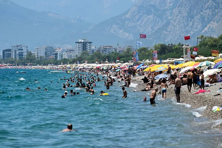 Yüksek nem ve sıcak bunalttı: Soluğu denizde aldılar 1 Yüksek nem ve sıcak bunalttı: Soluğu denizde aldılar 1
