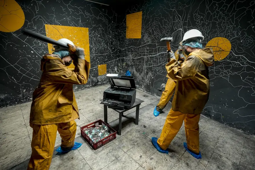 "Deşarj odası"na ilgi yoğun: Balyoz veya beyzbol sopasıyla kırıp döküyorlar 10