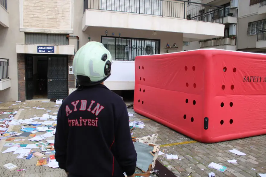 Sinir krizi geçiren kadın mahalleyi ayağa kaldırdı: Eline ne geçerse camdan aşağı attı 1 Sinir krizi geçiren kadın mahalleyi ayağa kaldırdı: Eline ne geçerse camdan aşağı attı 1