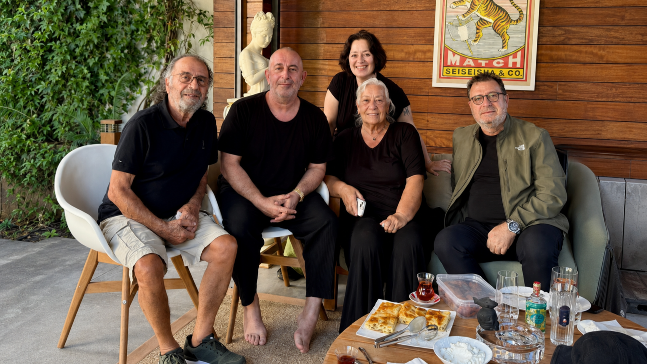Taburcu olan Cem Yılmaz fotoğraf paylaştı. Masadaki su böreği dikkat çekti