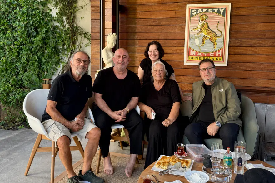 Taburcu olan Cem Yılmaz fotoğraf paylaştı. Masadaki su böreği dikkat çekti 1