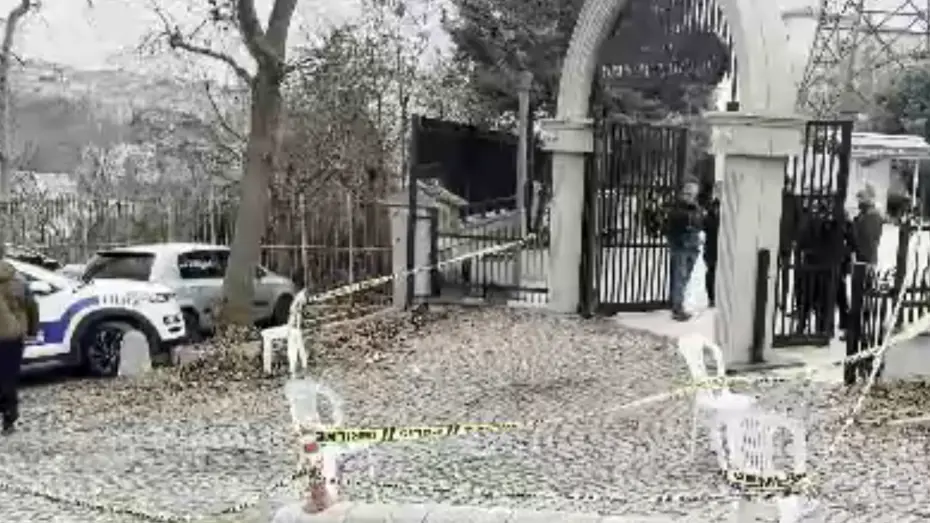 Annesinin cenazesinde kardeşini öldürdü