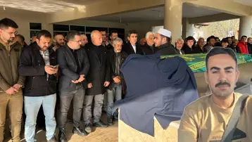 Tabutunun üzerine damatlığı konuldu. Babası olaya şahit olmuş: "Aynaya baktığımda oğlumun aracı alev almıştı"