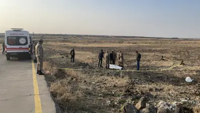 Yol kenarında erkek cesedi bulundu