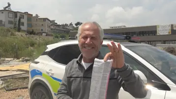 Trafik cezası yiyince mutlu oldu, polisleri tek tek tebrik etti. Hatay'daki sürücü herkesi şaşırttı