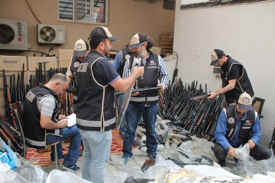 Hatay’da 1 kamyon kaçak silah ele geçirildi Hatay’da 1 kamyon kaçak silah ele geçirildi