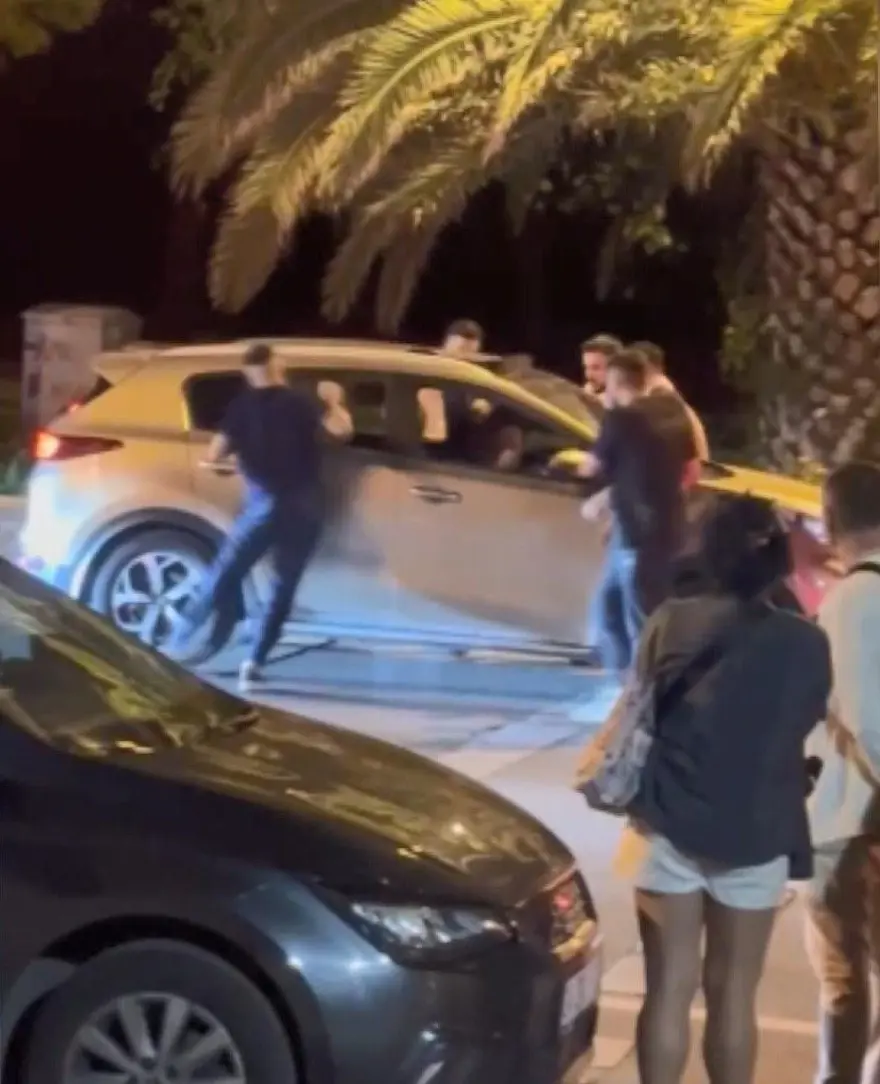 Kadıköy'de aracın önünü kesip içindekileri yumrukladılar! 3