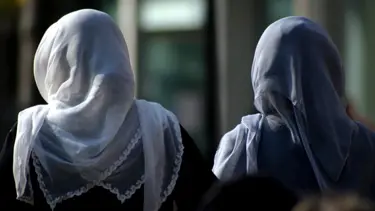 Almanya'da başörtülü genç darp edildi