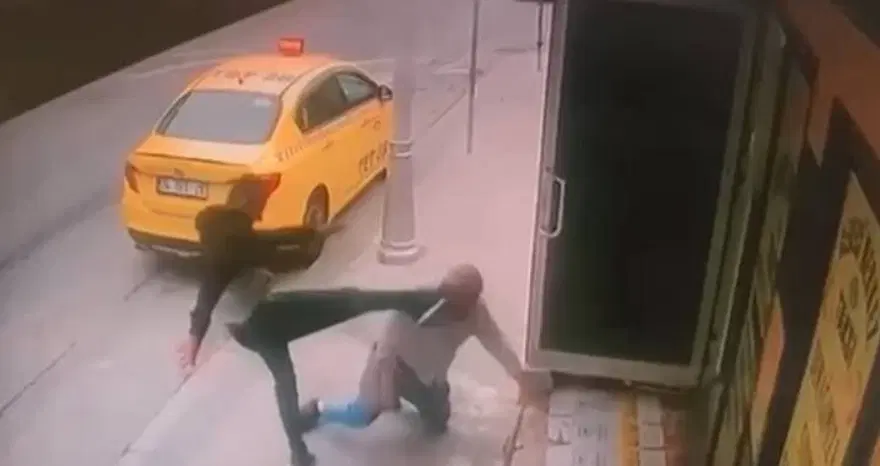 Taksi durağında dehşet anları: Oğlunun alacaklısı tarafından dövüldü Taksi durağında dehşet anları: Oğlunun alacaklısı tarafından dövüldü