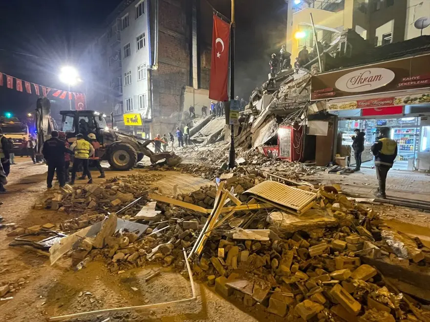 Malatya'da iki katlı bina çöktü: Olay yerinden fotoğraflar 39